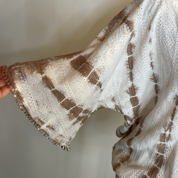 [FLOWERS & ROMANCE] White/Tan Eyelet Knit Blouse - Size Small - Picture 2 of 7